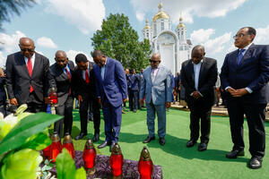 African leaders arrived in Russia from Ukraine to discuss the peace plan...