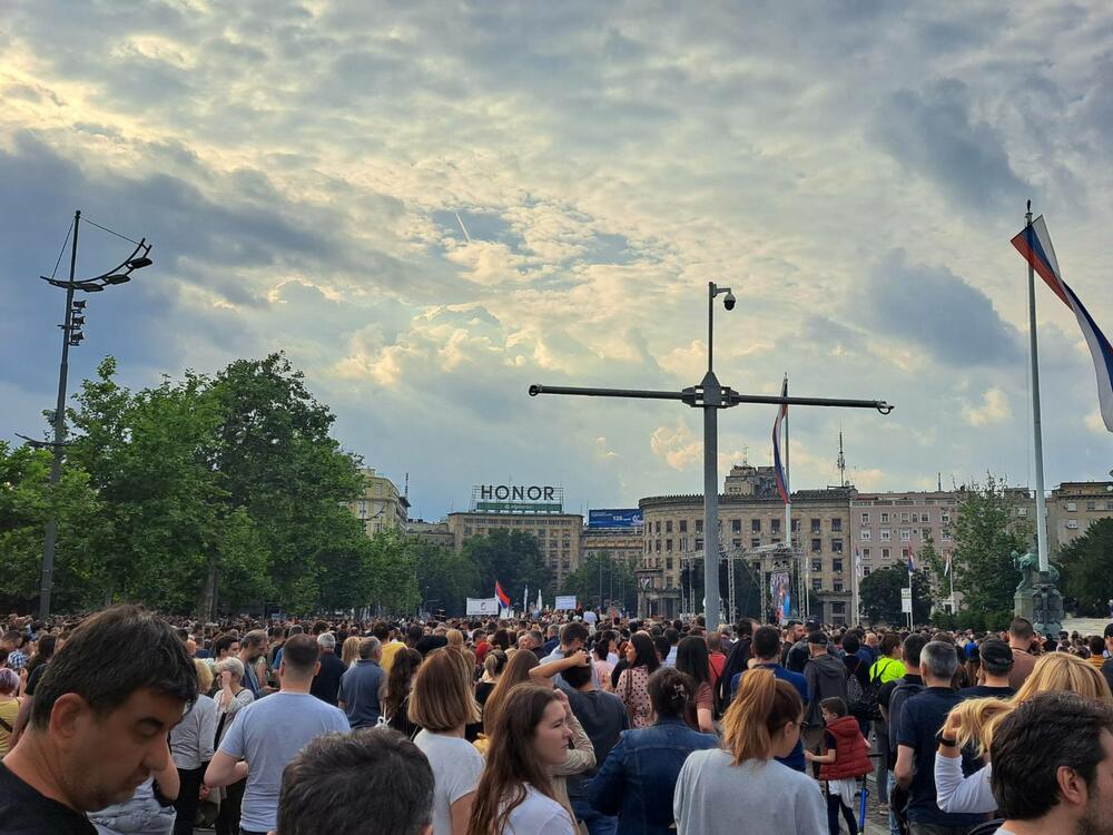 <p>Protesti su počeli poslije dva masovna ubistva, 3. maja u beogradskoj Osnovnoj školi "Vladislav Ribnikar" i 4. maja u selima u okolini Mladenovca i Smedereva, u kojima je ubijeno 18, a povrijeđeno više od 20 osoba</p>