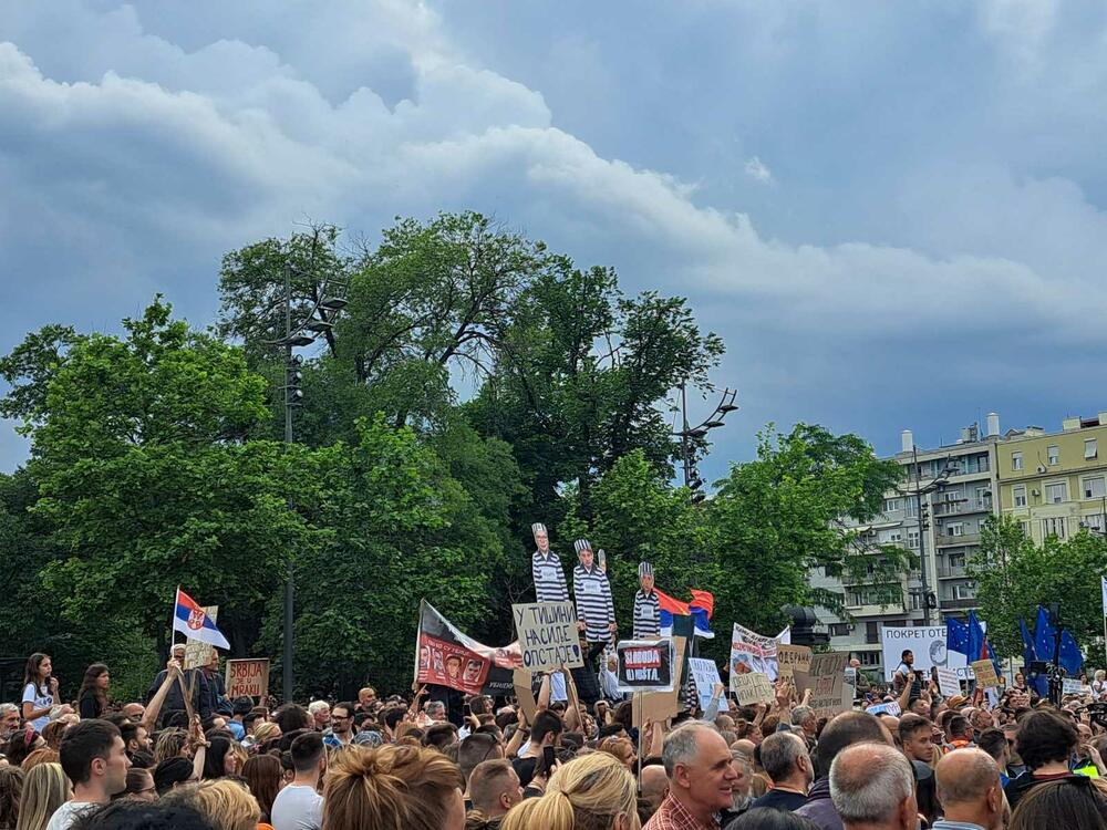 <p>Protesti su počeli poslije dva masovna ubistva, 3. maja u beogradskoj Osnovnoj školi "Vladislav Ribnikar" i 4. maja u selima u okolini Mladenovca i Smedereva, u kojima je ubijeno 18, a povrijeđeno više od 20 osoba</p>