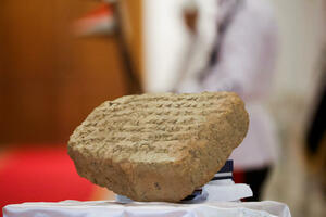 Kamena ploča stara 2.800 godina izložena u Iraku