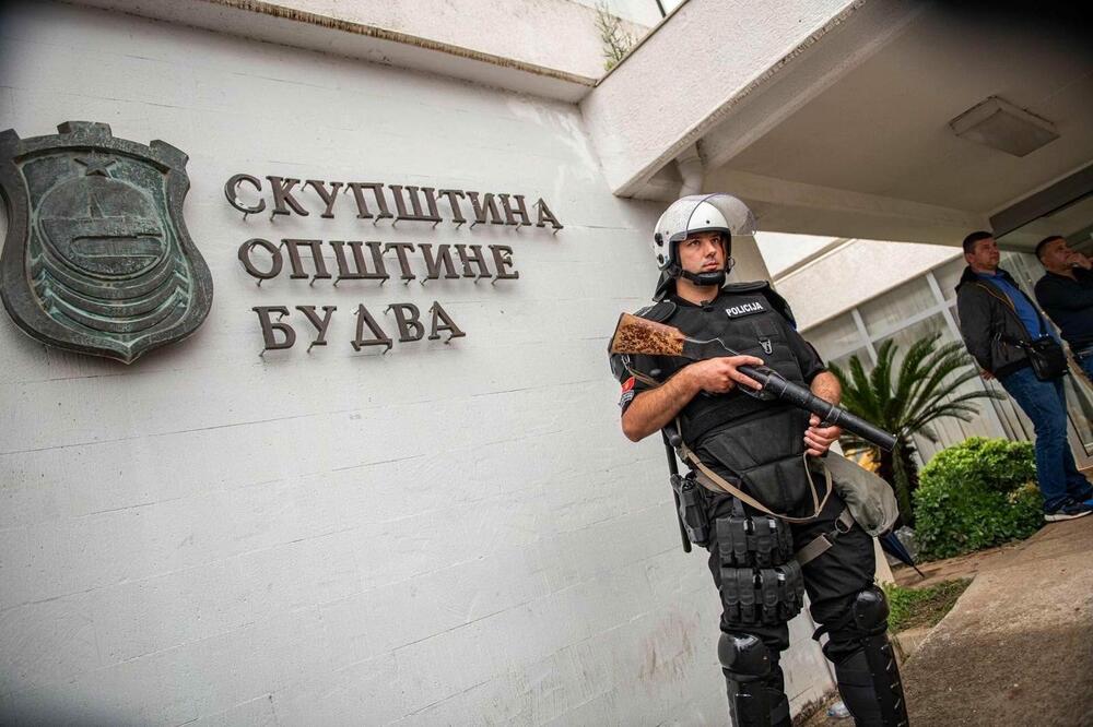 Specijalci ispred Skupštine opštine Budva, Foto: Vuk Lajović