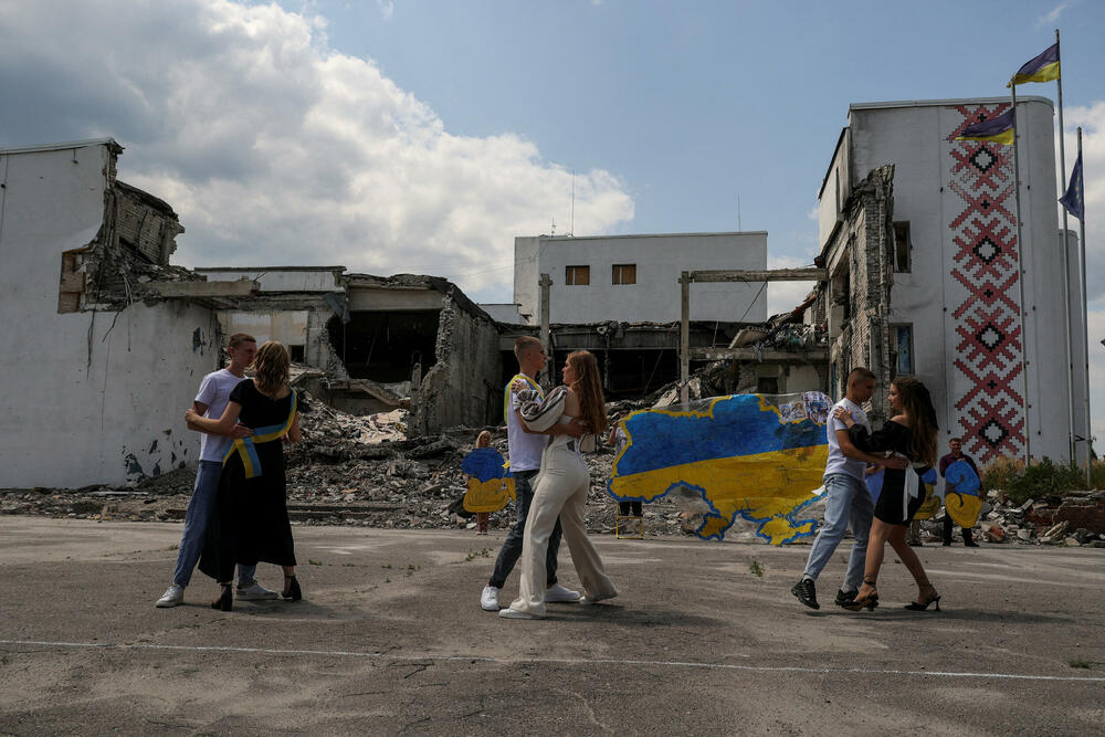 Srednjoškolci slave kraj godine ispred kulturnog centra uništenog u ruskom napadu u Dergačiju