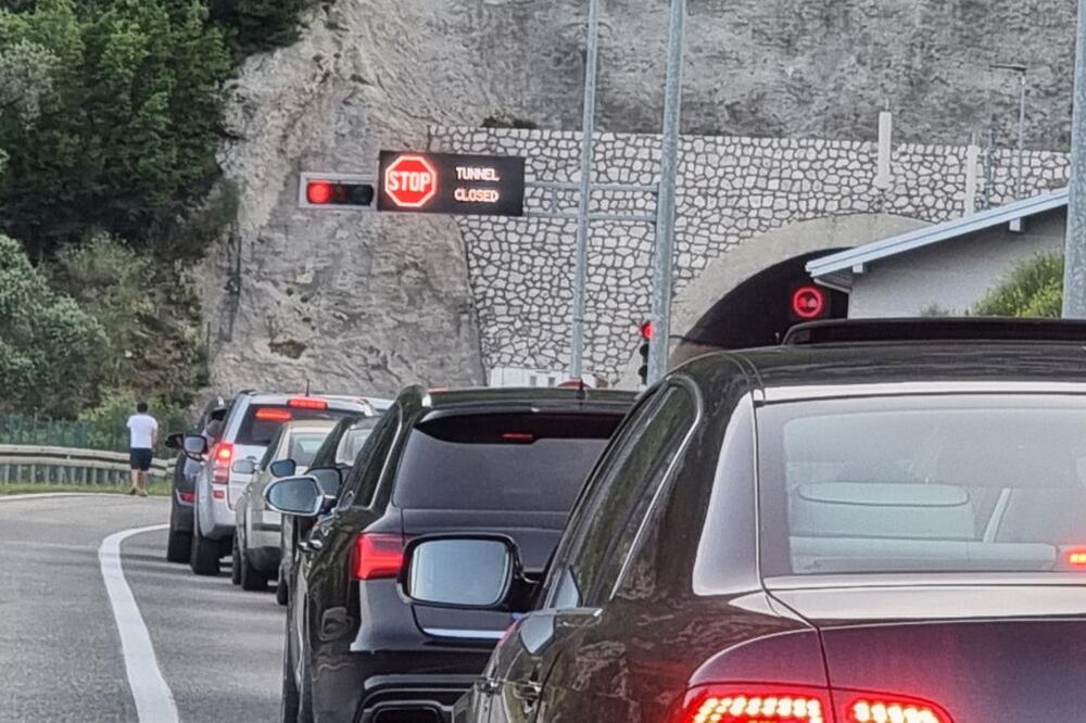 Kolone zbog obustave saobraćaja, Foto: Patrola CG