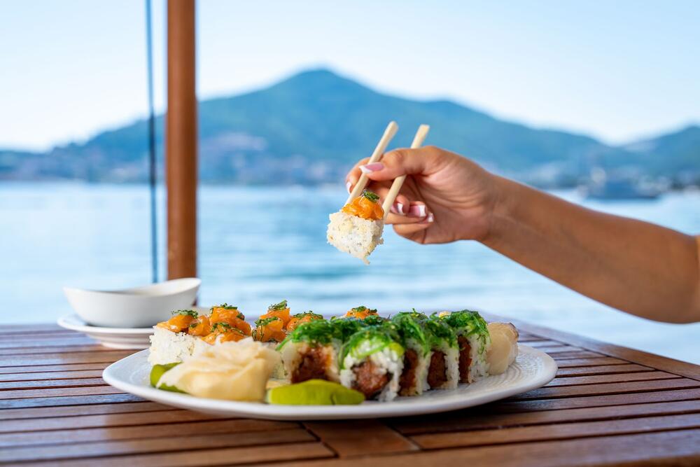 <p>Ove sezone, Dukley Gardens predstavlja jedini adults-only plažni klub u Budvi, Rokki Maki, gdje se specijalni performansi, sjajna zabava i autentična japanska kuhinja stapaju u neuporedivo zadovoljstvo.</p>