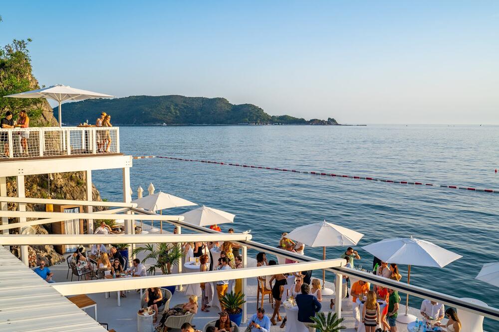 <p>Ove sezone, Dukley Gardens predstavlja jedini adults-only plažni klub u Budvi, Rokki Maki, gdje se specijalni performansi, sjajna zabava i autentična japanska kuhinja stapaju u neuporedivo zadovoljstvo.</p>