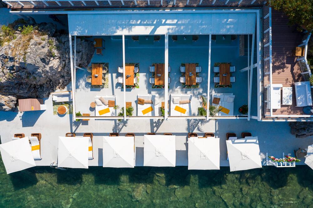 <p>Ove sezone, Dukley Gardens predstavlja jedini adults-only plažni klub u Budvi, Rokki Maki, gdje se specijalni performansi, sjajna zabava i autentična japanska kuhinja stapaju u neuporedivo zadovoljstvo.</p>