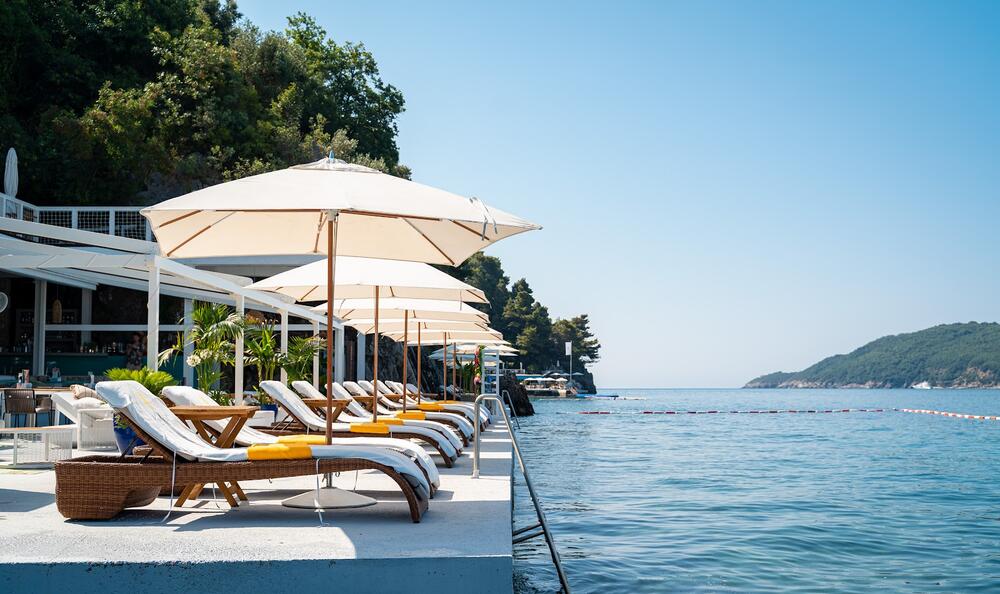 <p>Ove sezone, Dukley Gardens predstavlja jedini adults-only plažni klub u Budvi, Rokki Maki, gdje se specijalni performansi, sjajna zabava i autentična japanska kuhinja stapaju u neuporedivo zadovoljstvo.</p>