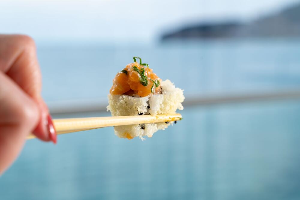 <p>Ove sezone, Dukley Gardens predstavlja jedini adults-only plažni klub u Budvi, Rokki Maki, gdje se specijalni performansi, sjajna zabava i autentična japanska kuhinja stapaju u neuporedivo zadovoljstvo.</p>