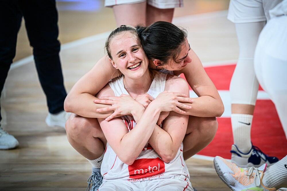 <p>Košarkašice Crne Gore su treći put u istoriji u četvrtfinalu evropskih prvenstava, nakon velike pobjede nad Italijom (63:49). Pogledajte kako je izgledalo slavlje Milice Jovanović i drugarica</p>