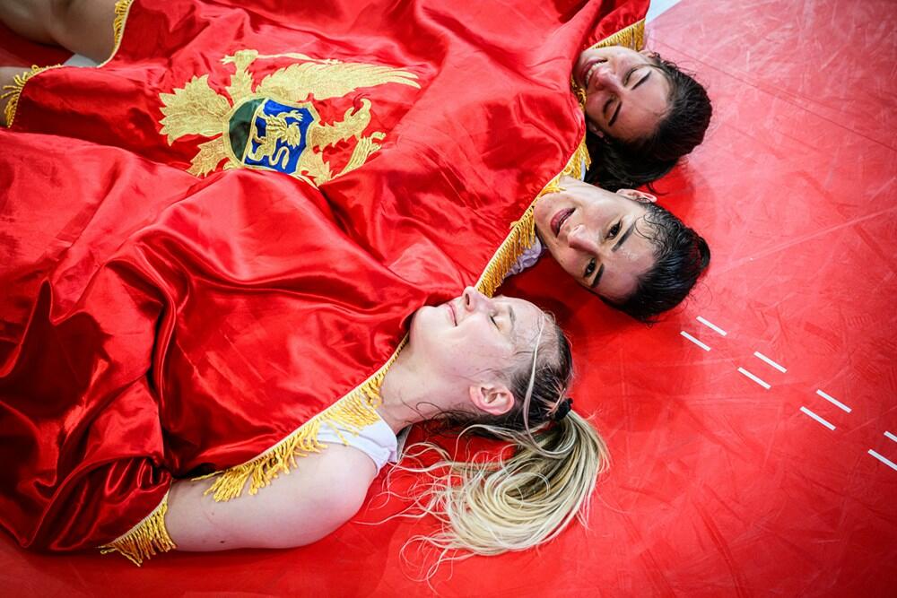 <p>Košarkašice Crne Gore su treći put u istoriji u četvrtfinalu evropskih prvenstava, nakon velike pobjede nad Italijom (63:49). Pogledajte kako je izgledalo slavlje Milice Jovanović i drugarica</p>