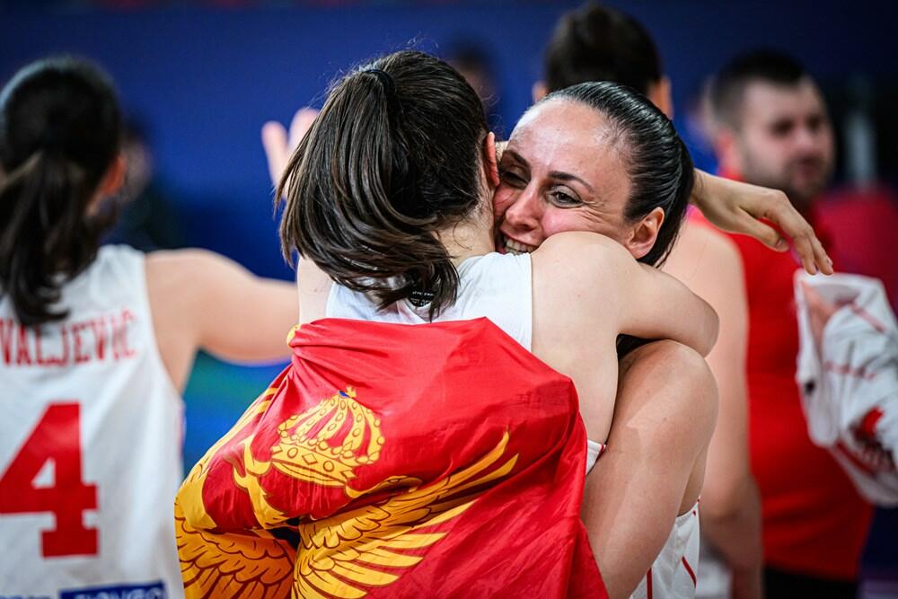 <p>Košarkašice Crne Gore su treći put u istoriji u četvrtfinalu evropskih prvenstava, nakon velike pobjede nad Italijom (63:49). Pogledajte kako je izgledalo slavlje Milice Jovanović i drugarica</p>
