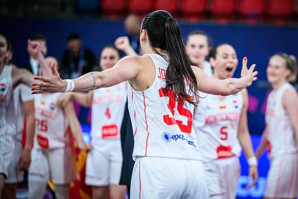 <p>Košarkašice Crne Gore su treći put u istoriji u četvrtfinalu evropskih prvenstava, nakon velike pobjede nad Italijom (63:49). Pogledajte kako je izgledalo slavlje Milice Jovanović i drugarica</p>
