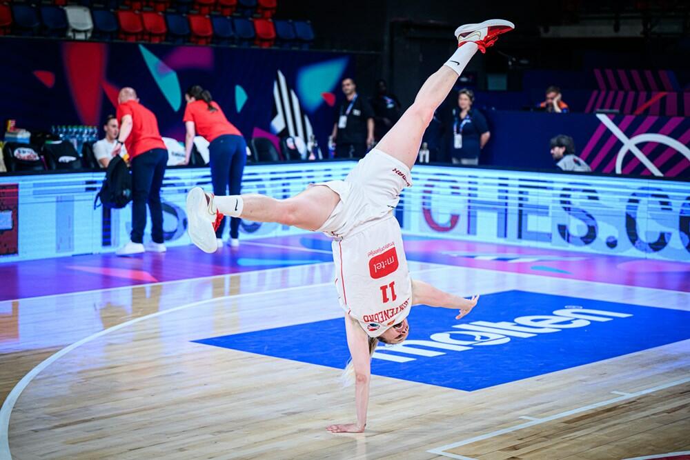 <p>Košarkašice Crne Gore su treći put u istoriji u četvrtfinalu evropskih prvenstava, nakon velike pobjede nad Italijom (63:49). Pogledajte kako je izgledalo slavlje Milice Jovanović i drugarica</p>