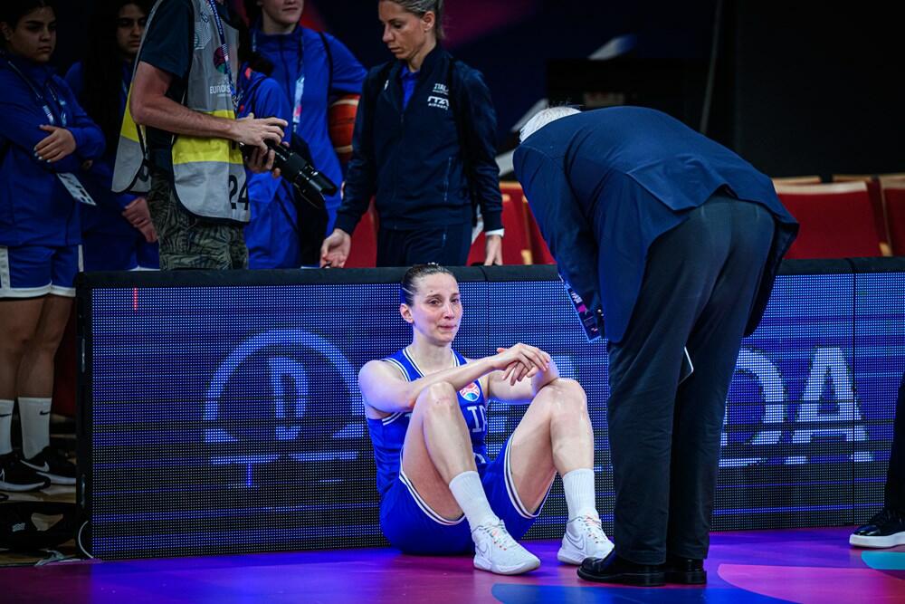 <p>Košarkašice Crne Gore su treći put u istoriji u četvrtfinalu evropskih prvenstava, nakon velike pobjede nad Italijom (63:49). Pogledajte kako je izgledalo slavlje Milice Jovanović i drugarica</p>