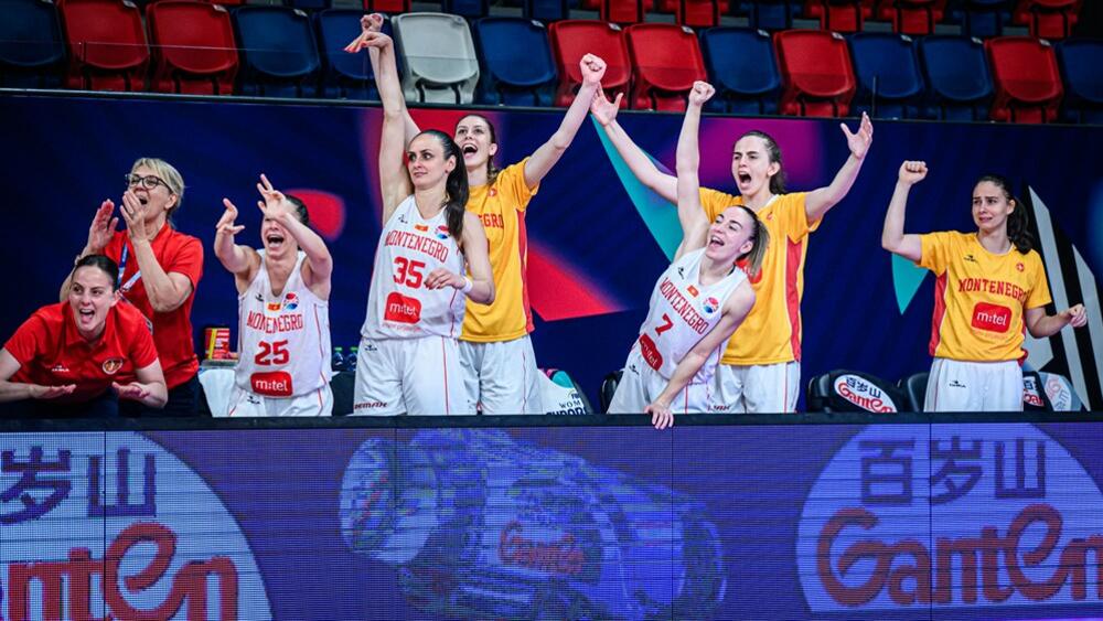 <p>Košarkašice Crne Gore su treći put u istoriji u četvrtfinalu evropskih prvenstava, nakon velike pobjede nad Italijom (63:49). Pogledajte kako je izgledalo slavlje Milice Jovanović i drugarica</p>