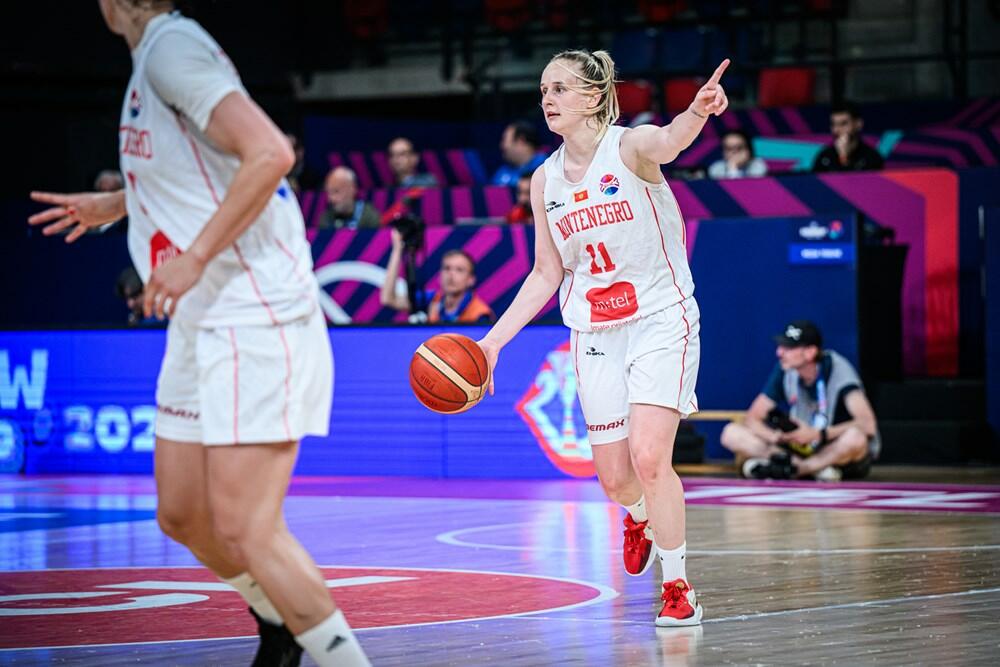 <p>Košarkašice Crne Gore su treći put u istoriji u četvrtfinalu evropskih prvenstava, nakon velike pobjede nad Italijom (63:49). Pogledajte kako je izgledalo slavlje Milice Jovanović i drugarica</p>