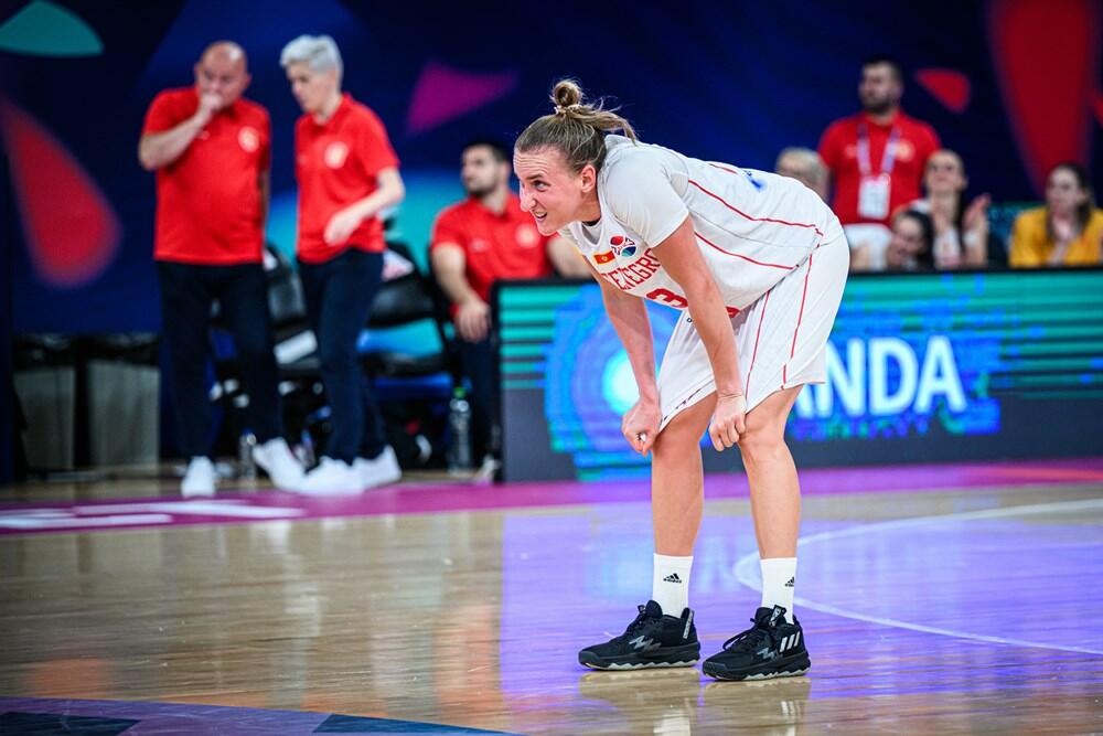 <p>Košarkašice Crne Gore su treći put u istoriji u četvrtfinalu evropskih prvenstava, nakon velike pobjede nad Italijom (63:49). Pogledajte kako je izgledalo slavlje Milice Jovanović i drugarica</p>