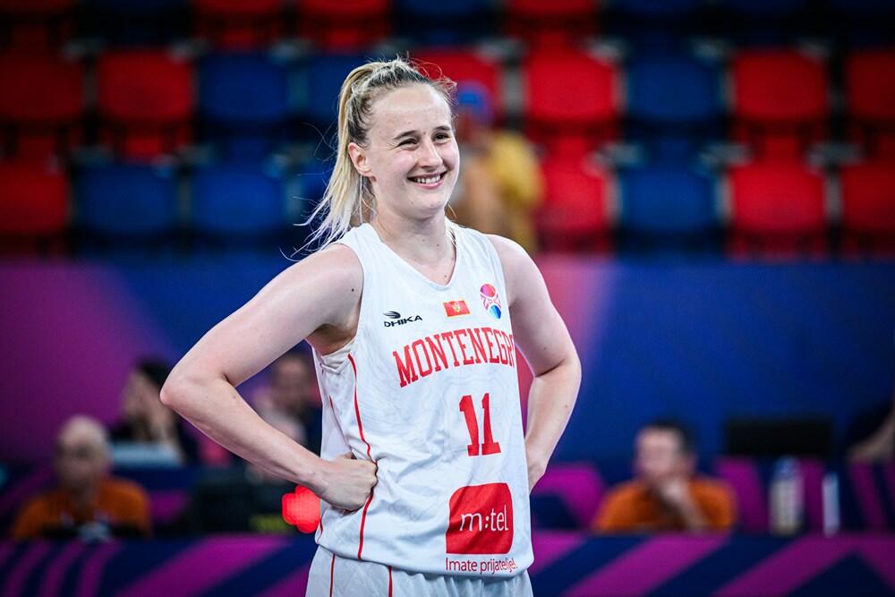 <p>Košarkašice Crne Gore su treći put u istoriji u četvrtfinalu evropskih prvenstava, nakon velike pobjede nad Italijom (63:49). Pogledajte kako je izgledalo slavlje Milice Jovanović i drugarica</p>