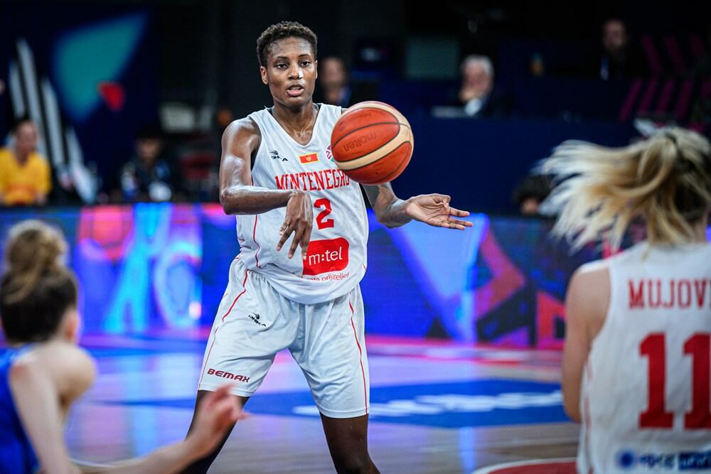 <p>Košarkašice Crne Gore su treći put u istoriji u četvrtfinalu evropskih prvenstava, nakon velike pobjede nad Italijom (63:49). Pogledajte kako je izgledalo slavlje Milice Jovanović i drugarica</p>