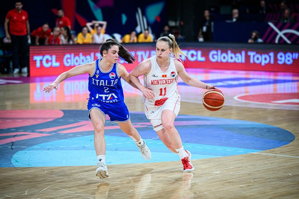 <p>Košarkašice Crne Gore su treći put u istoriji u četvrtfinalu evropskih prvenstava, nakon velike pobjede nad Italijom (63:49). Pogledajte kako je izgledalo slavlje Milice Jovanović i drugarica</p>