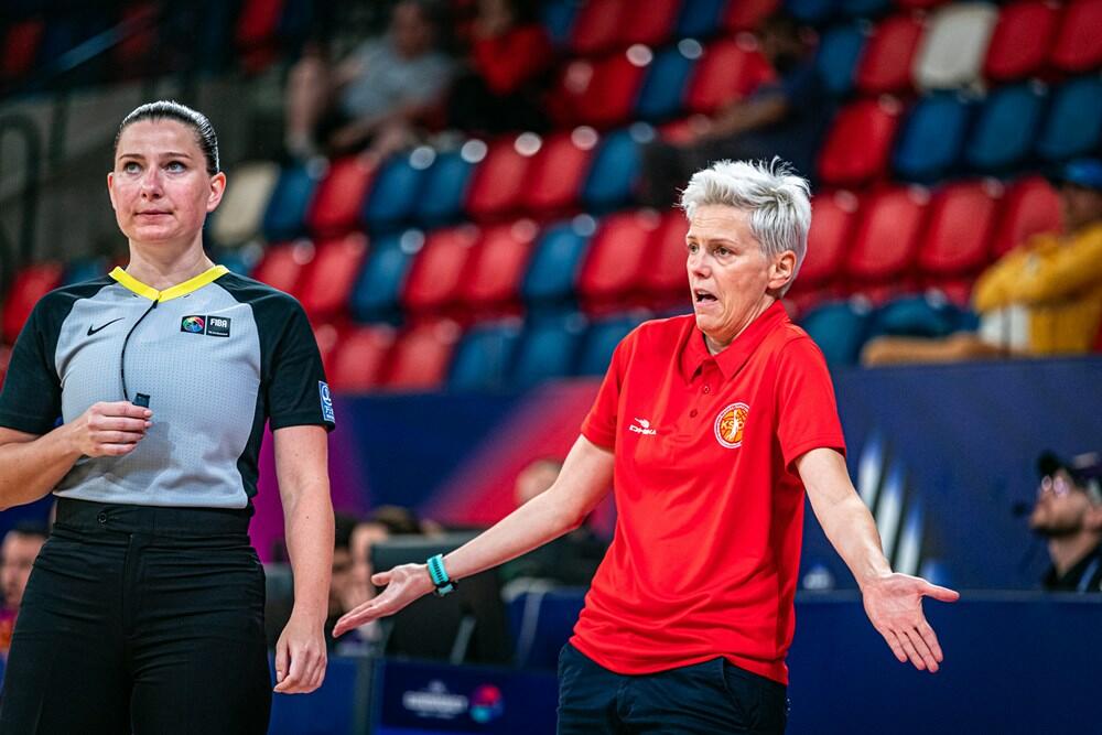 <p>Košarkašice Crne Gore su treći put u istoriji u četvrtfinalu evropskih prvenstava, nakon velike pobjede nad Italijom (63:49). Pogledajte kako je izgledalo slavlje Milice Jovanović i drugarica</p>