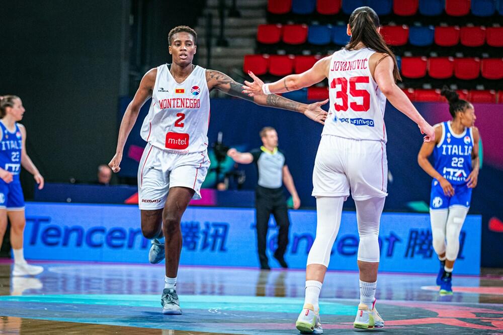 <p>Košarkašice Crne Gore su treći put u istoriji u četvrtfinalu evropskih prvenstava, nakon velike pobjede nad Italijom (63:49). Pogledajte kako je izgledalo slavlje Milice Jovanović i drugarica</p>