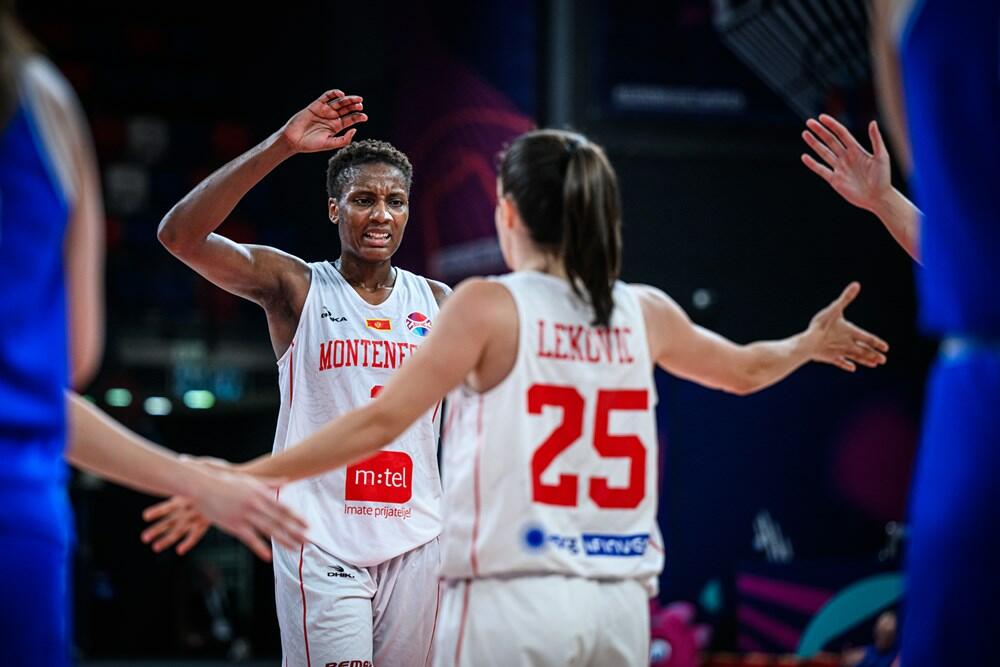 <p>Košarkašice Crne Gore su treći put u istoriji u četvrtfinalu evropskih prvenstava, nakon velike pobjede nad Italijom (63:49). Pogledajte kako je izgledalo slavlje Milice Jovanović i drugarica</p>