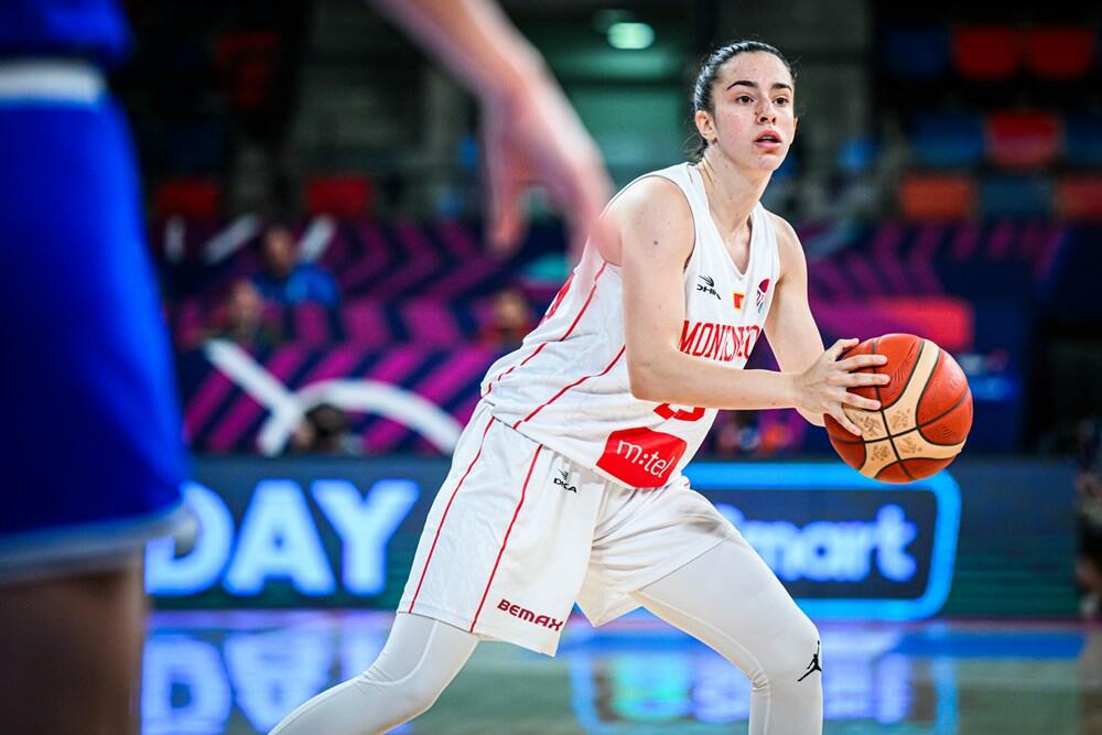 <p>Košarkašice Crne Gore su treći put u istoriji u četvrtfinalu evropskih prvenstava, nakon velike pobjede nad Italijom (63:49). Pogledajte kako je izgledalo slavlje Milice Jovanović i drugarica</p>