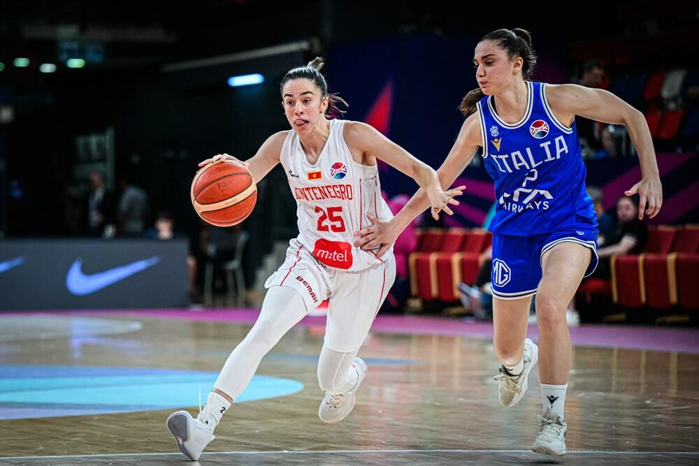 <p>Košarkašice Crne Gore su treći put u istoriji u četvrtfinalu evropskih prvenstava, nakon velike pobjede nad Italijom (63:49). Pogledajte kako je izgledalo slavlje Milice Jovanović i drugarica</p>