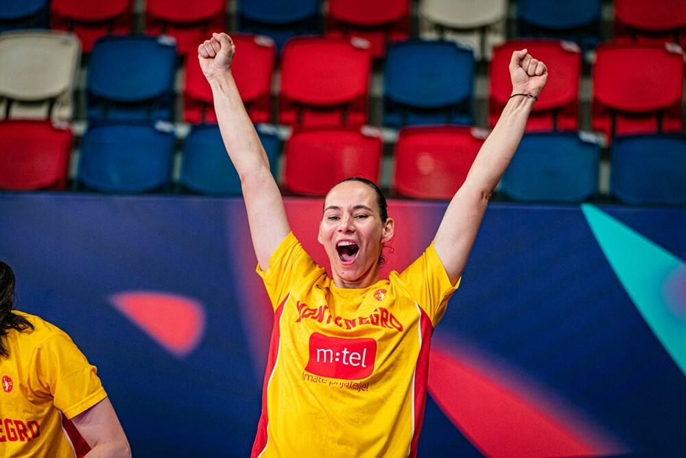 <p>Košarkašice Crne Gore su treći put u istoriji u četvrtfinalu evropskih prvenstava, nakon velike pobjede nad Italijom (63:49). Pogledajte kako je izgledalo slavlje Milice Jovanović i drugarica</p>