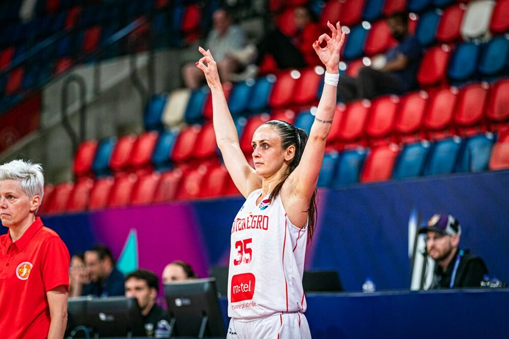 <p>Košarkašice Crne Gore su treći put u istoriji u četvrtfinalu evropskih prvenstava, nakon velike pobjede nad Italijom (63:49). Pogledajte kako je izgledalo slavlje Milice Jovanović i drugarica</p>