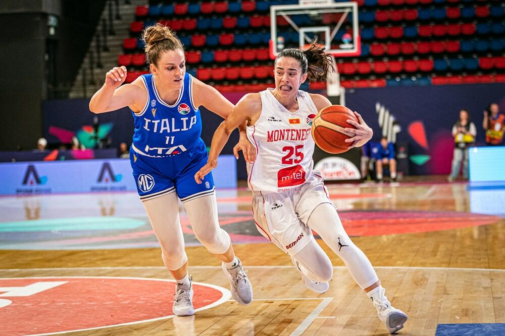 <p>Košarkašice Crne Gore su treći put u istoriji u četvrtfinalu evropskih prvenstava, nakon velike pobjede nad Italijom (63:49). Pogledajte kako je izgledalo slavlje Milice Jovanović i drugarica</p>