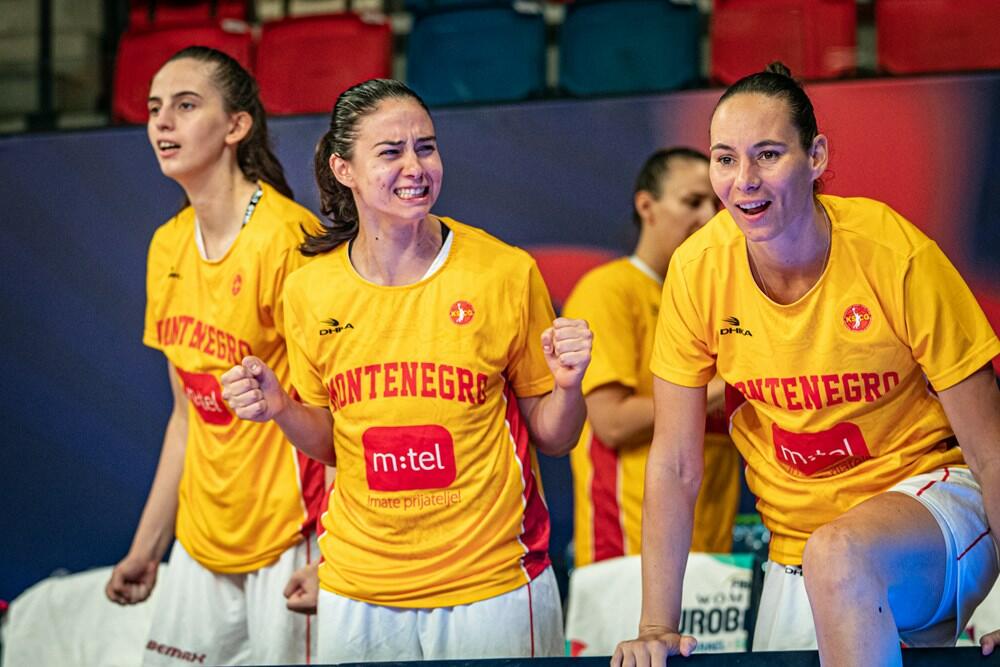 <p>Košarkašice Crne Gore su treći put u istoriji u četvrtfinalu evropskih prvenstava, nakon velike pobjede nad Italijom (63:49). Pogledajte kako je izgledalo slavlje Milice Jovanović i drugarica</p>