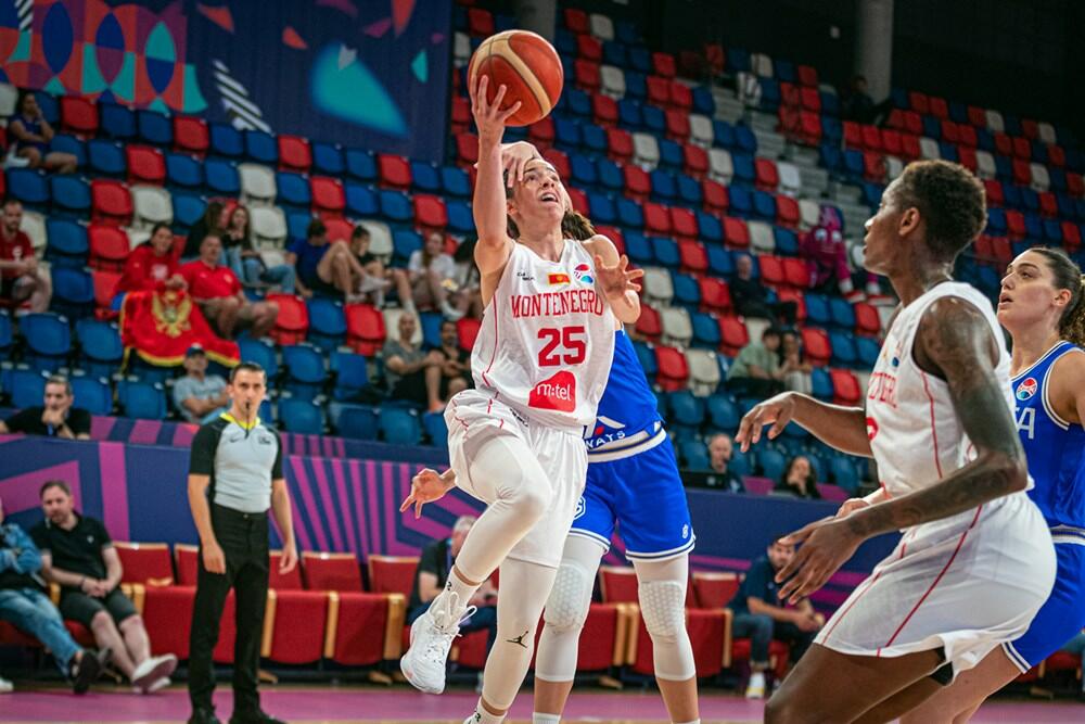 <p>Košarkašice Crne Gore su treći put u istoriji u četvrtfinalu evropskih prvenstava, nakon velike pobjede nad Italijom (63:49). Pogledajte kako je izgledalo slavlje Milice Jovanović i drugarica</p>