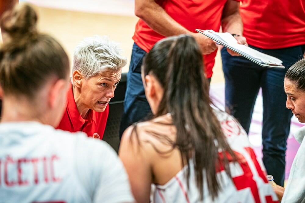 <p>Košarkašice Crne Gore su treći put u istoriji u četvrtfinalu evropskih prvenstava, nakon velike pobjede nad Italijom (63:49). Pogledajte kako je izgledalo slavlje Milice Jovanović i drugarica</p>