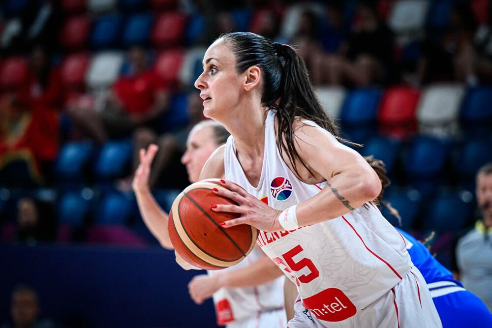 <p>Košarkašice Crne Gore su treći put u istoriji u četvrtfinalu evropskih prvenstava, nakon velike pobjede nad Italijom (63:49). Pogledajte kako je izgledalo slavlje Milice Jovanović i drugarica</p>