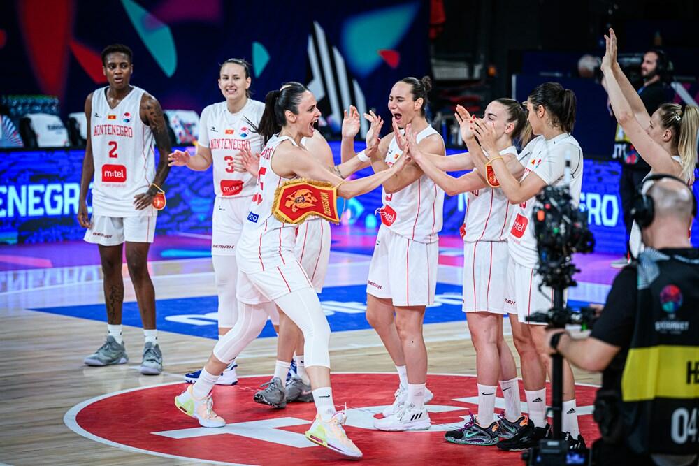 <p>Košarkašice Crne Gore su treći put u istoriji u četvrtfinalu evropskih prvenstava, nakon velike pobjede nad Italijom (63:49). Pogledajte kako je izgledalo slavlje Milice Jovanović i drugarica</p>