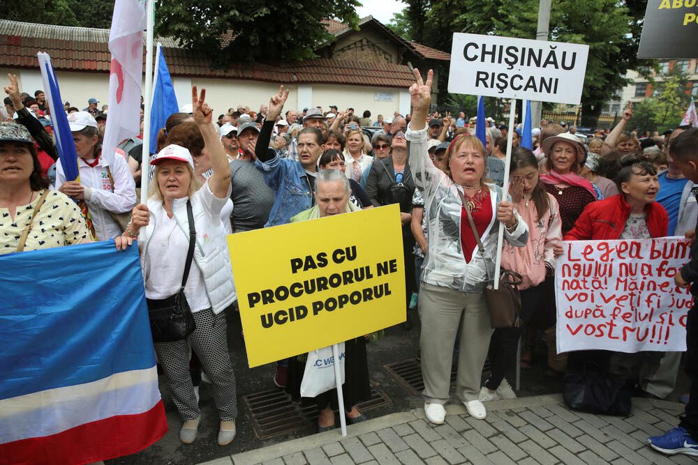 Pristalice Šora ispred suda