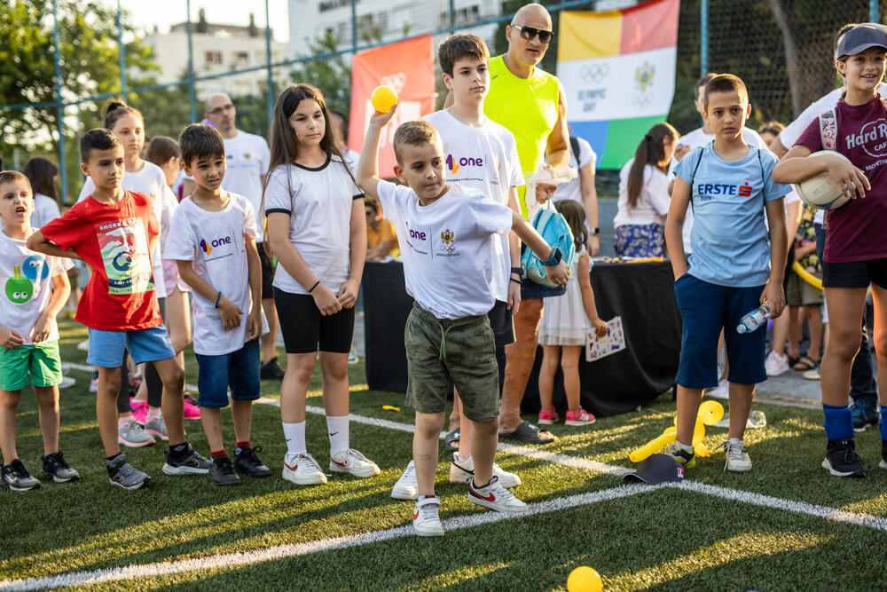 <p>„Lets move“, bio je slogan ovogodišnjeg Međunarodnog olimpijskog dana. Kao Olimpijska mreža Crne Gore, kompanija One i njeni zaposleni sa svojim mališanima pridružili su se proslavi Crnogorskog olimpijskog komiteta na terenima Sportskog centra Morača, dodajući ovoga puta i pokret u realizaciju zajedničke inicijative „Uči, saznaj i pokreni se“.</p>