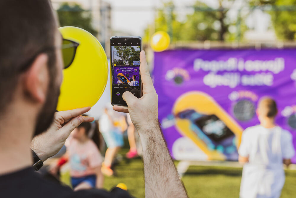 <p>„Lets move“, bio je slogan ovogodišnjeg Međunarodnog olimpijskog dana. Kao Olimpijska mreža Crne Gore, kompanija One i njeni zaposleni sa svojim mališanima pridružili su se proslavi Crnogorskog olimpijskog komiteta na terenima Sportskog centra Morača, dodajući ovoga puta i pokret u realizaciju zajedničke inicijative „Uči, saznaj i pokreni se“.</p>