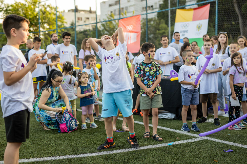 <p>„Lets move“, bio je slogan ovogodišnjeg Međunarodnog olimpijskog dana. Kao Olimpijska mreža Crne Gore, kompanija One i njeni zaposleni sa svojim mališanima pridružili su se proslavi Crnogorskog olimpijskog komiteta na terenima Sportskog centra Morača, dodajući ovoga puta i pokret u realizaciju zajedničke inicijative „Uči, saznaj i pokreni se“.</p>