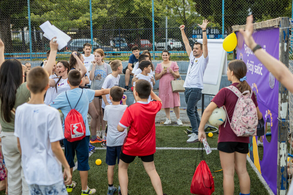 <p>„Lets move“, bio je slogan ovogodišnjeg Međunarodnog olimpijskog dana. Kao Olimpijska mreža Crne Gore, kompanija One i njeni zaposleni sa svojim mališanima pridružili su se proslavi Crnogorskog olimpijskog komiteta na terenima Sportskog centra Morača, dodajući ovoga puta i pokret u realizaciju zajedničke inicijative „Uči, saznaj i pokreni se“.</p>