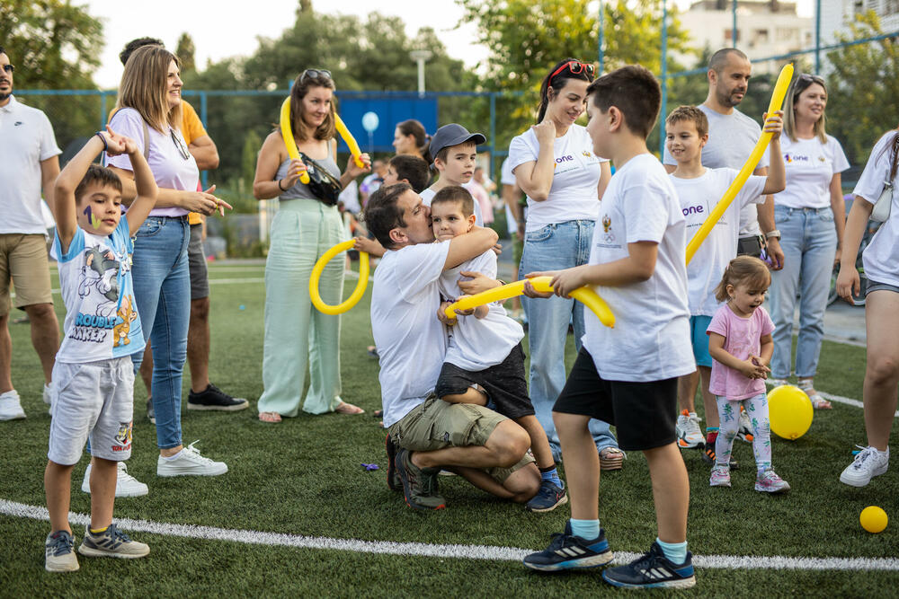 <p>„Lets move“, bio je slogan ovogodišnjeg Međunarodnog olimpijskog dana. Kao Olimpijska mreža Crne Gore, kompanija One i njeni zaposleni sa svojim mališanima pridružili su se proslavi Crnogorskog olimpijskog komiteta na terenima Sportskog centra Morača, dodajući ovoga puta i pokret u realizaciju zajedničke inicijative „Uči, saznaj i pokreni se“.</p>