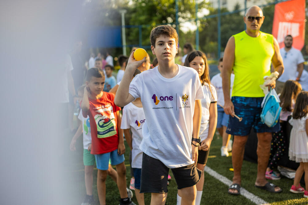 <p>„Lets move“, bio je slogan ovogodišnjeg Međunarodnog olimpijskog dana. Kao Olimpijska mreža Crne Gore, kompanija One i njeni zaposleni sa svojim mališanima pridružili su se proslavi Crnogorskog olimpijskog komiteta na terenima Sportskog centra Morača, dodajući ovoga puta i pokret u realizaciju zajedničke inicijative „Uči, saznaj i pokreni se“.</p>