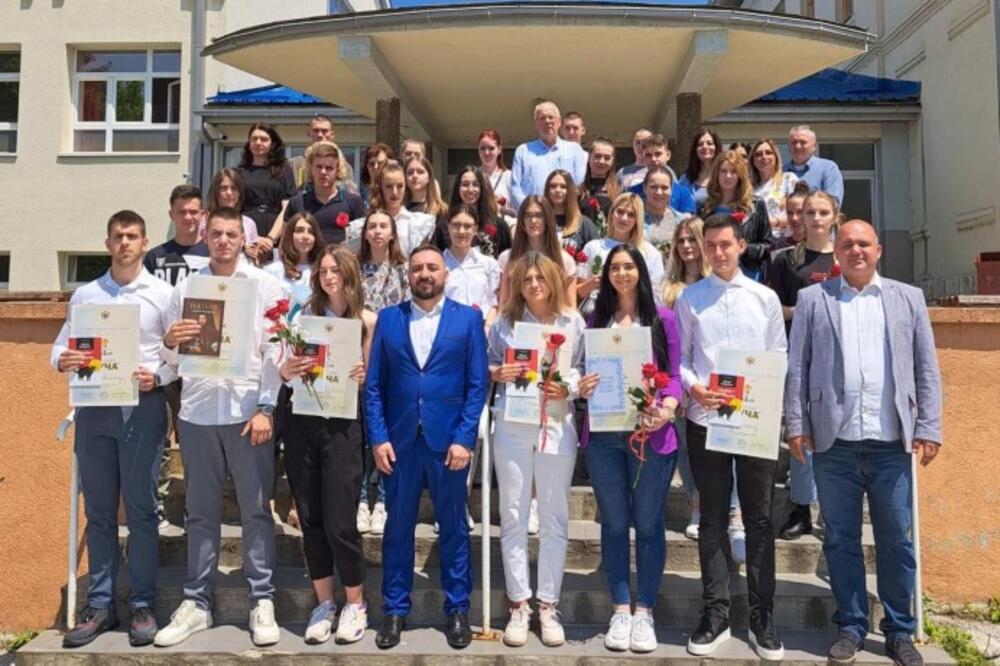 Maturanti Srednje Stručne škole u Pljevljima sa direktorom škole i predsjednikom Opštine Pljevlja, Foto: Srednja stručna škola Pljevlja