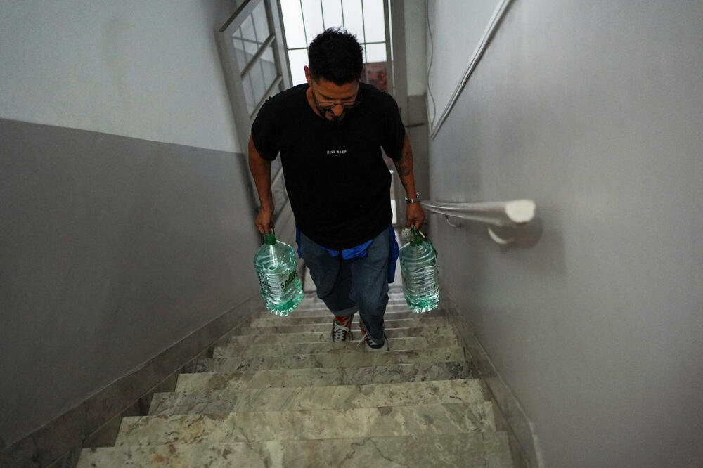 Čovjek nosi balone sa vodom u Montevideu, Foto: Reuters