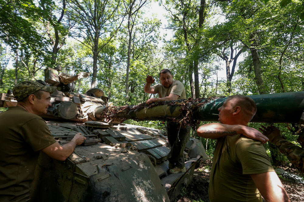Ukrajinski vojnici sa jednim od ruskih tenkova, Foto: Reuters