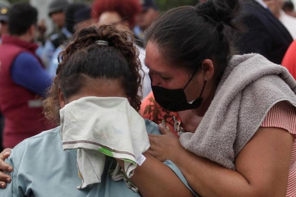 Rođaci su se okupili ispred zatvora u očaju čekajući vijesti o voljenima, Foto: Reuters