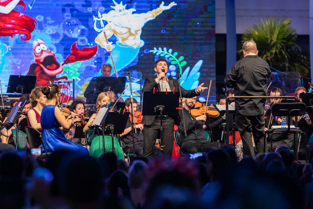 <p>"Djeca su spontana i nesputana publika, atmosfera je bila kao na rok ili pop koncertu što je super. Orkestar je takođe oduševljen prijemom kod publike. Dva smo bisa dali i zaista smo srećni", naveo je maestro Robert Homen</p>