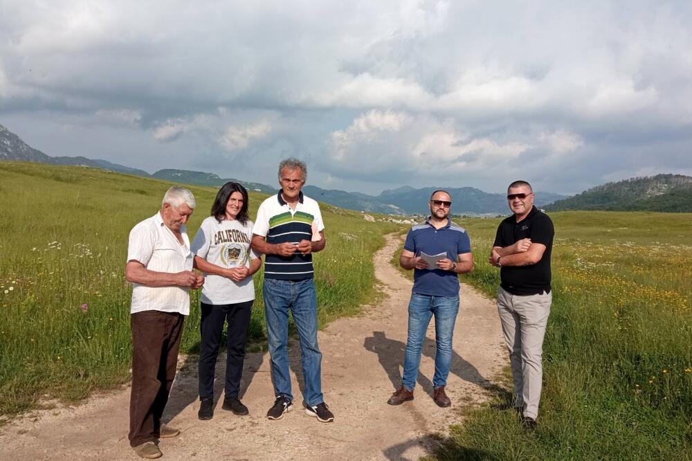 Mještani na makdamskom putu, Foto: Privatna arhiva